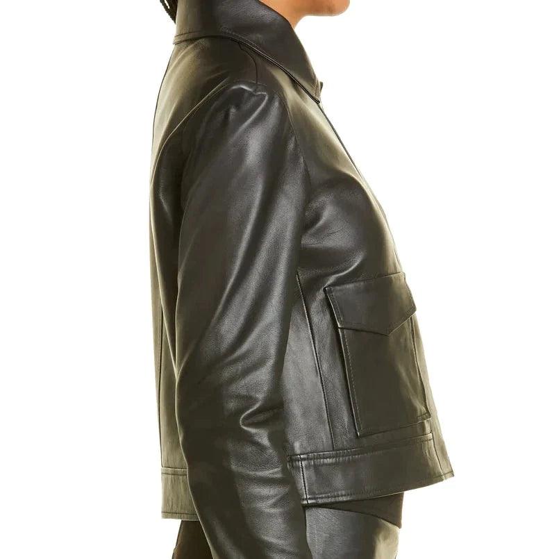Seitenansicht einer kurzen schwarzen Damen-Lederjacke
