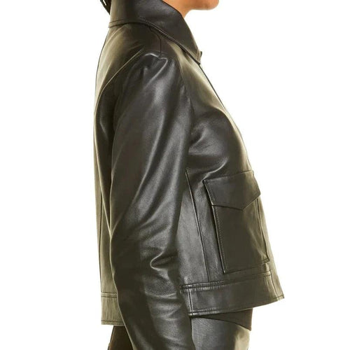 Seitenansicht einer kurzen schwarzen Damen-Lederjacke