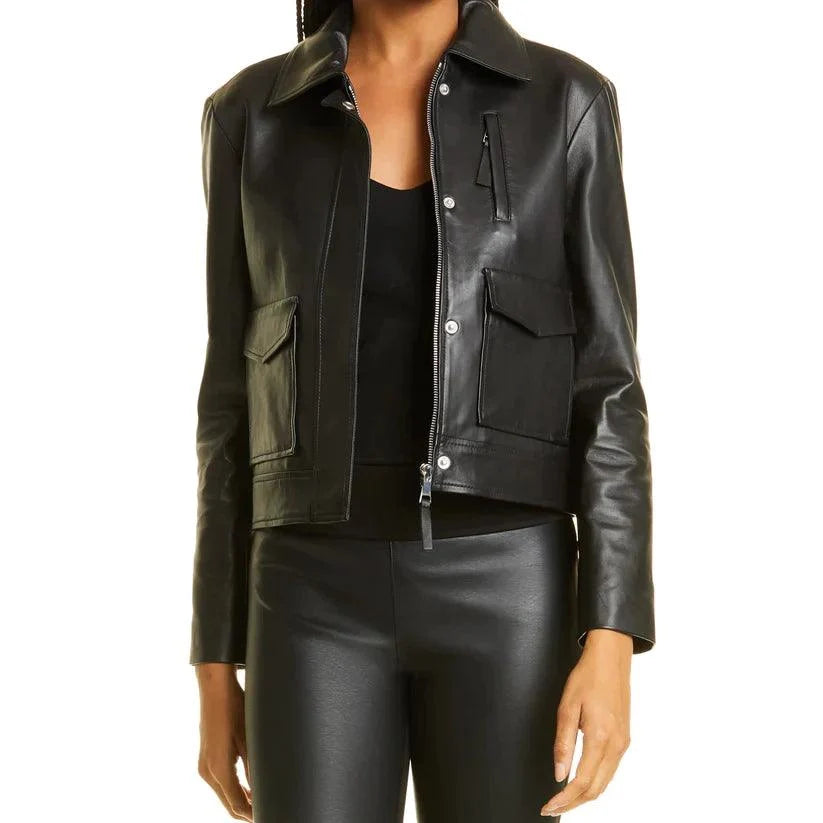 Kurze schwarze Damen-Lederjacke, offen über schwarzem Top und Lederhose getragen